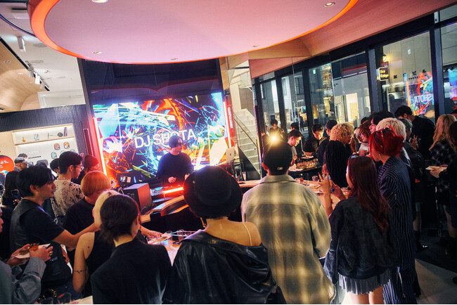 レポート｜“ひと目惚れ”の体験が広がる「glo(TM) 銀座ストア」誕生。ローンチイベント「LOVE AT FIRST」開催