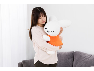 ミッフィーの寝姿が、抱き心地もボリュームも満点のぬいぐるみになって完全受注生産で登場！　『ブルーナ すやすやフレンド 大きなリラックスサイズぬいぐるみ ナインチェ』