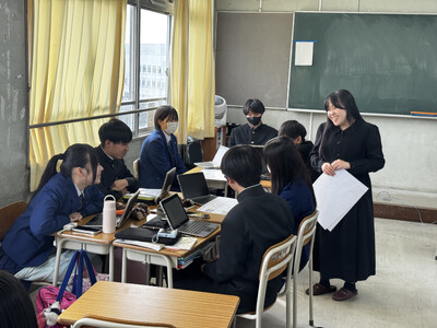 大学生が講師となって、生成AIを活用した未来志向ワークショップを実施