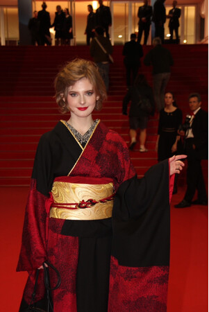 【カンヌ国際映画祭】レッドカーペットにMUNETAKA YOKOYAMAの着物ドレスを着たエラ・フレイヤさんら登場！世界から注目を浴びる！