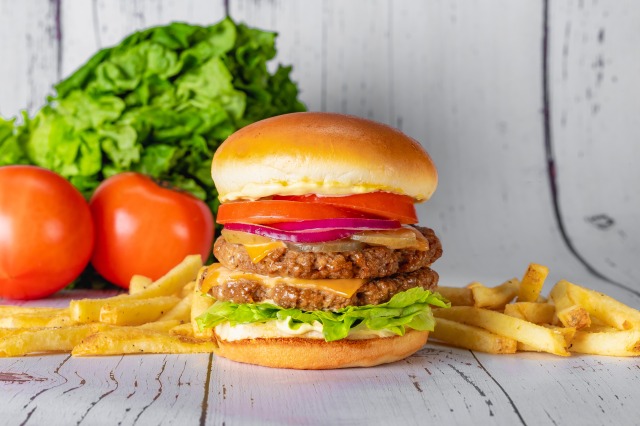 【TGI フライデーズ】動物性食品の摂取を減らす“フレキシタリアン”に向けたプラントベースドバーガー