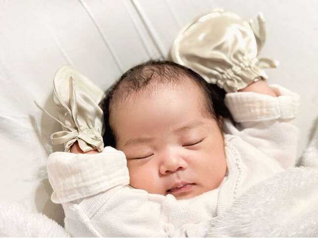 【累計販売数180万枚突破】メディアでも話題の「COCOSILK」から、赤ちゃんの引っ搔き傷を防ぐ『シルク ベビーミトン』が新登場！