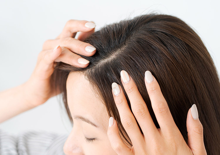 夏の紫外線で抜け毛トラブルに繋がる！トラブルを防ぐためにホームケアに取り入れたいのは根本ケア