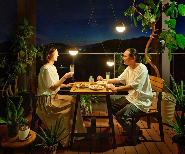 プレスリリース「DIY照明 ひかりノベーションシリーズから、ベルトコードで好みの位置に取り付けできる球状ライト「繋がりのひかり」が新登場」のイメージ画像