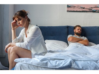 【調査】パートナーと一緒に寝るのは、「疲労感の元」だった！？　カップルの寝姿1位は「互いに反対になって寝る（24.0％）」、4人に1人がマットレス選びに後悔し、多数が腰痛や肩こりを気にしている
