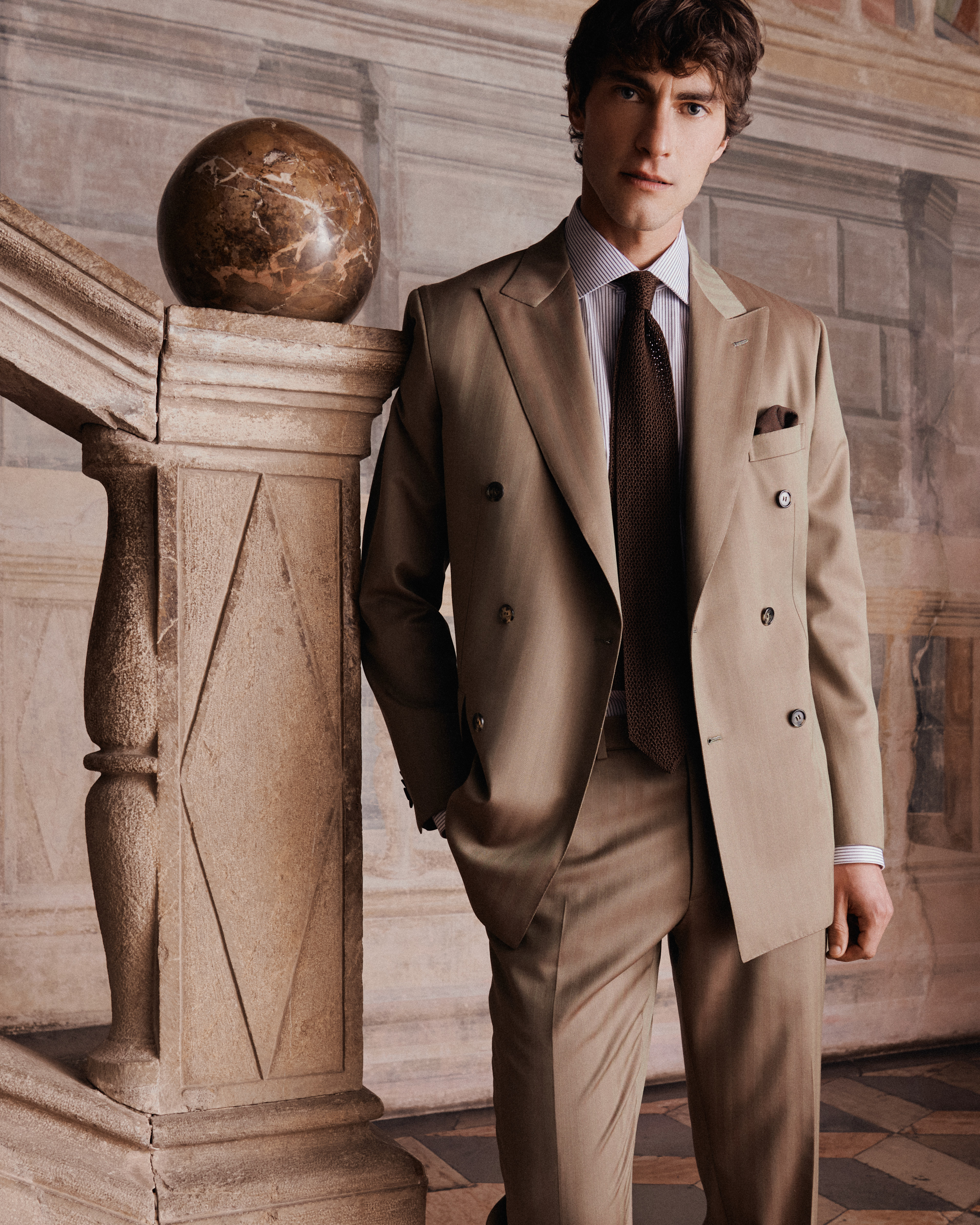 ブリオーニ 光を纏うサルトリアの新素材「Iride」を発表