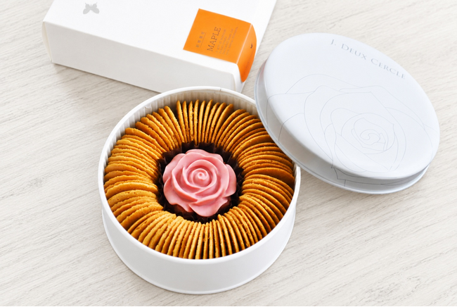 【 J.DEUX CERCLE 】人気のラングドシャに新フレーバー「メープル味」が登場!『リングメープルローズチョコM(缶)』新発売