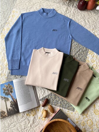 ＜A.P.C.＞HOLIDAY COLLECTION ブティック限定カラーのロゴニット、期間限定発売バッグなど冬小物 2022年11月22日より発売