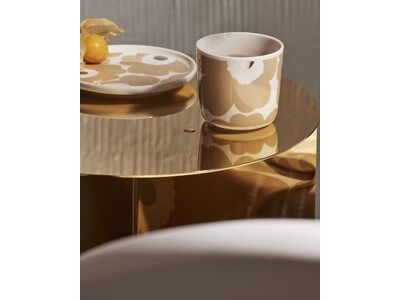[マリメッコ]ベージュ x シルバーカラーのウニッコなど、ホリデーシーズンにぴったりの煌めくテーブルウェアが登場。日本限定アイテムも。