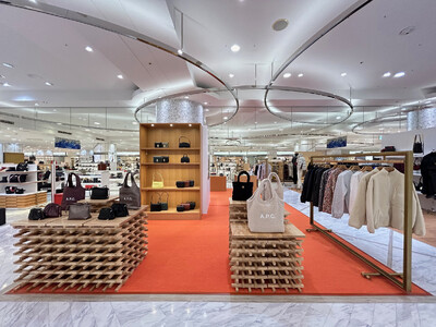 ＜A.P.C.＞ “Gift me more”テーマに、大切なパートナーへ贈るギフトセレクションPOP UP　12/3までジェイアール名古屋高島屋にて開催中