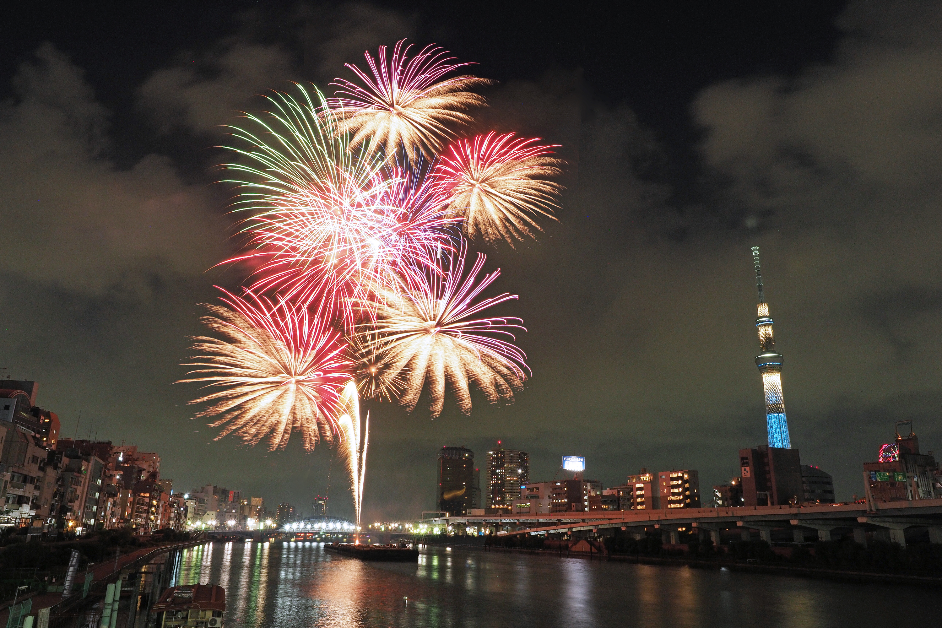 夏の東京の風物詩「隅田川花火大会」を冷房の効いた屋形船からゆったり鑑賞する観覧クルーズを販売いたします