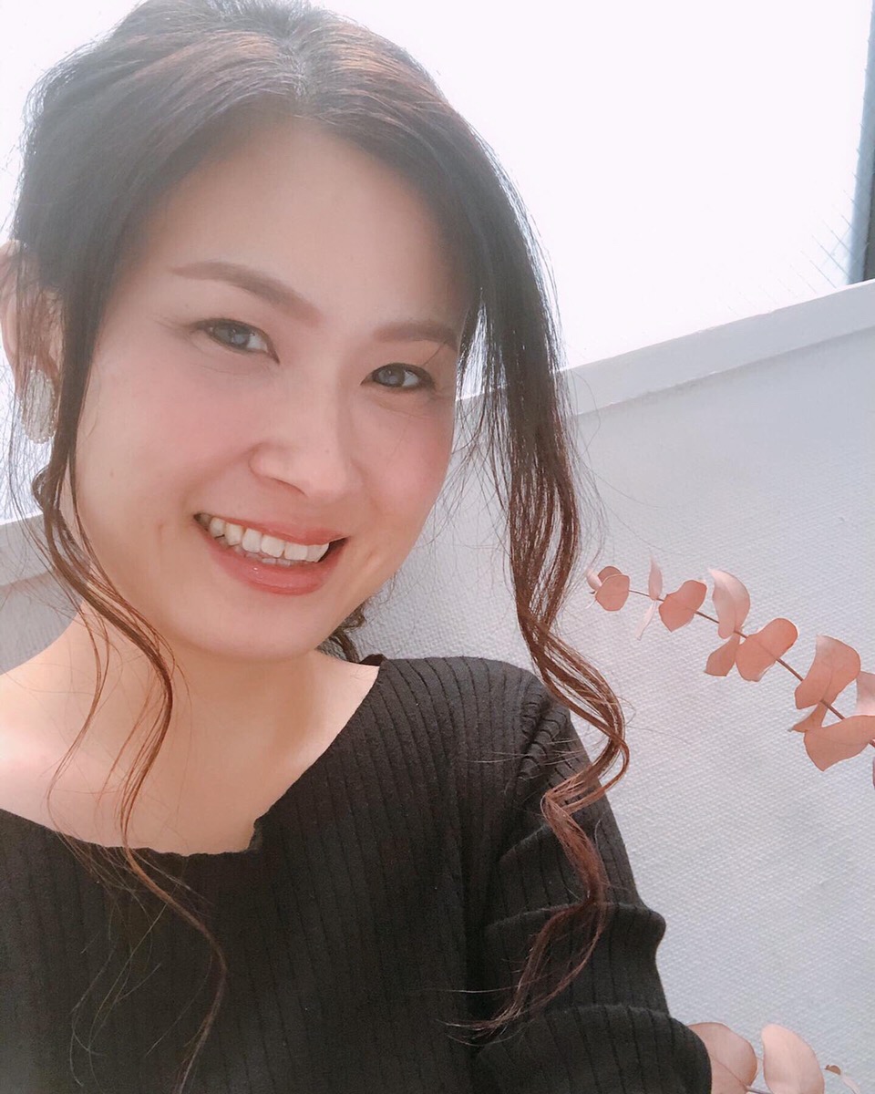 コロナ対策で増えるオンライン会議。自分の顔が映り、むくみやたるみが気になる女性たちに向けた、顔のむくみ解消「小顔マッサージセミナー」開催。社長も登場。