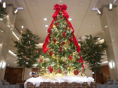 【ホテルグランヴィア岡山】ロビーがクリスマスモード一色に。赤とゴールドを基調としたクリスマスツリーが登場