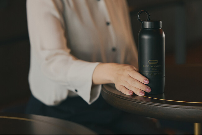 プレスリリース「【大阪ステーションホテル】オンラインショップで、オリジナルグッズ新発売　ロビーに設置したカプセルトイの空カプセルを、リサイクルした「オリジナルボトル」が登場」のイメージ画像