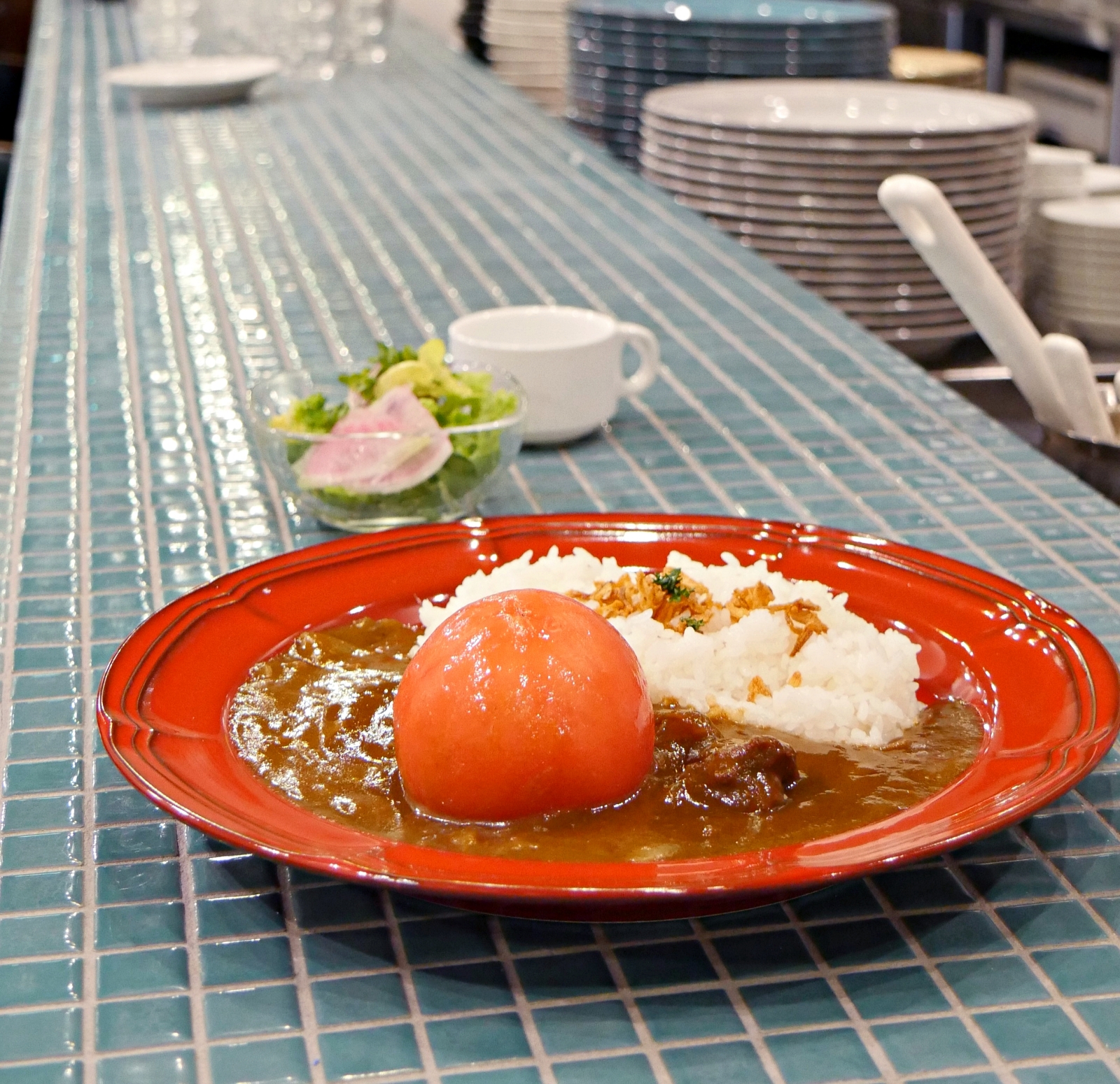 肉のプロが作る、こだわり抜いた牛すじカレー専門店「カレーのあさくま」が2025年7月30日(水)グランドオープン