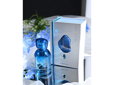 出版社生まれのコスメブランド「Libroaria」、人気香水をリニューアル。本を開くように香りの世界観を味わえる新パッケージへ。