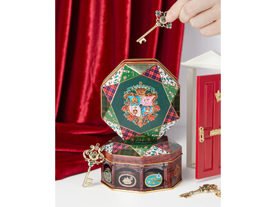 覗くとガラス絵が見える『不思議な鍵のチャーム』付き、ミニチュアのお菓子缶を飾った