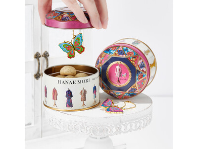 国立新美術館で4月15日より開催『生誕100年　森英恵 ヴァイタル・タイプ』会場限定のお菓子缶が登場。青...