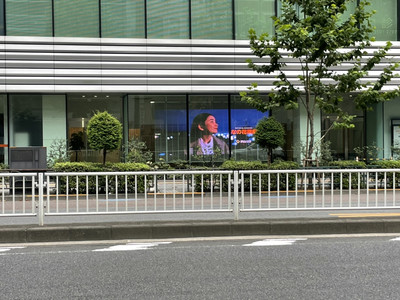 東京都港区虎ノ門に人気のP1.95透過型LEDウィンドウビジョンを設置