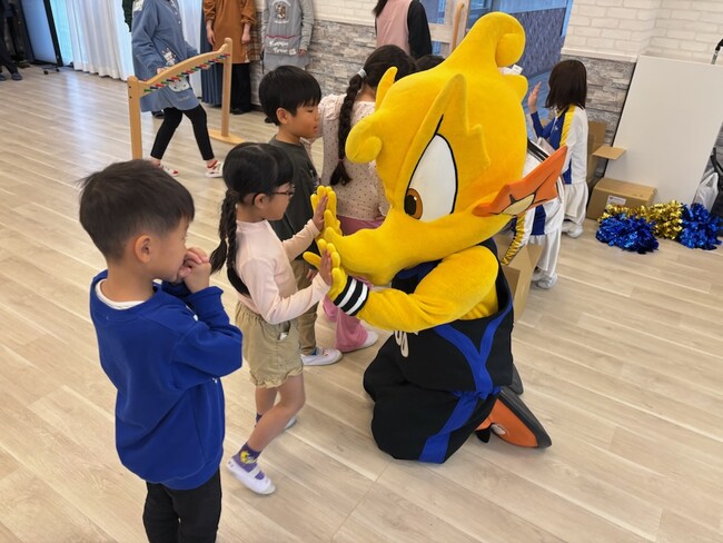 子どもたちの笑顔が弾ける！シーホース三河が西尾市「mirai と～ぶこども園」を訪問、スポーツの楽しさを共有