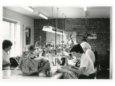 �yMARGARET HOWELL�zMADE IN OUR LONDON WORKROOM�Q�}�[�K���b�g�E�n�E�G���̃V���c���x���郍���h�����[�N���[���̂��̂Â���