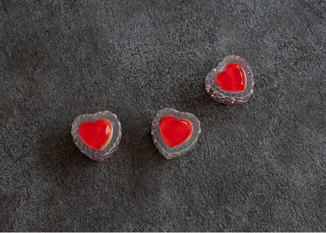 バレンタイン限定、光が煌めくハート型の透明バターサンド「秘心」東京・目黒工場で1日だけの限定販売