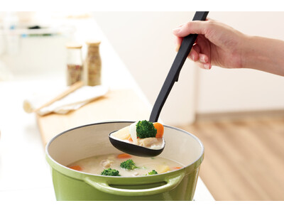 【3/2(月)新発売】「注ぐ・残さず掬う・置ける」を１本で解消。新発想の多機能お玉『プレミオ・シリコーンお玉』誕生！