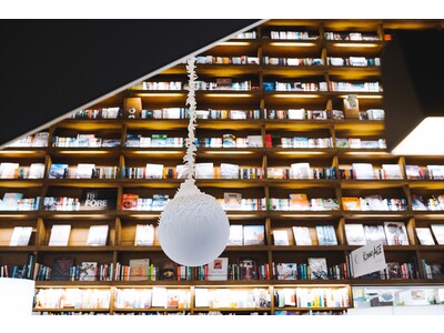 【広島 蔦屋書店】店舗を象徴する巨大書棚のある空間に現代アート作品を展示