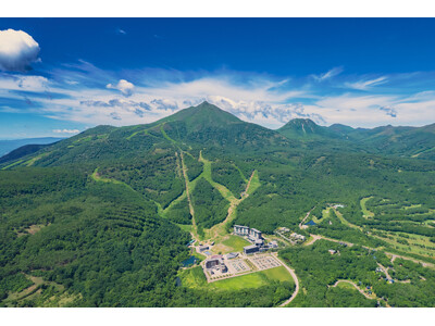 北海道初上陸！世界が熱狂するラケットスポーツ「パデル」ニセコHANAZONOリゾートに本格コート誕生