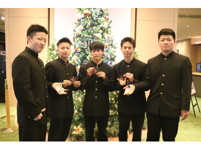 北海道札幌工業高等学校・(株)アイドウ様とのコラボレーション飛沫防止アクリルパーテーションを再利用したサステナブル・アートのクリスマスツリー展示