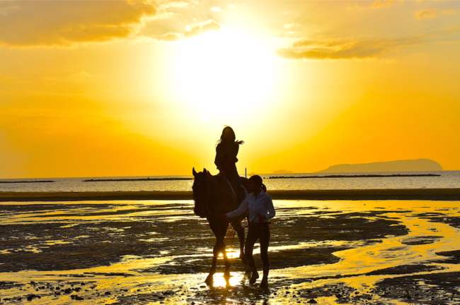 【日本の夕陽百選】海沿いでの乗馬が楽しめるグランピング！ 6月1日に四国・香川にオープンの『GLAMPREMIER Setouchi（グランプレミア瀬戸内）』