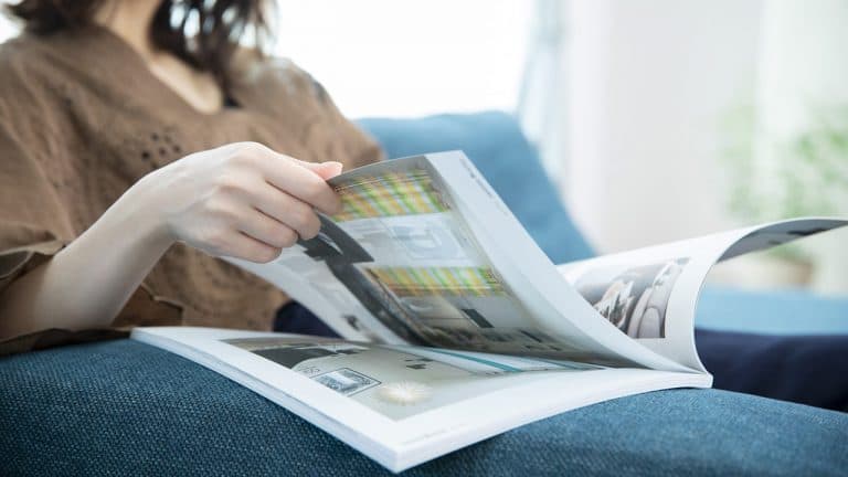 雑誌を読む女性