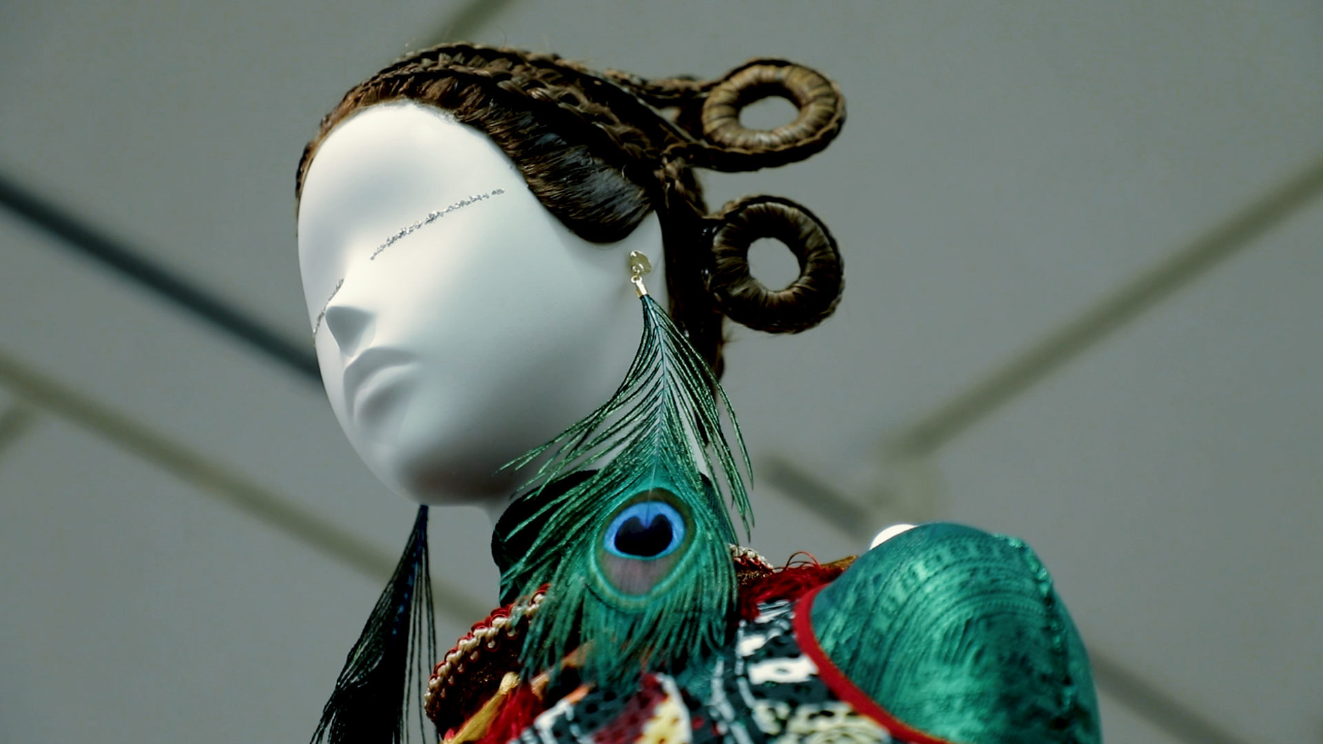 トップヘアメイクアップアーティスト 計良宏文の「越境」する展覧会　～日本初となる公立美術館での開催～