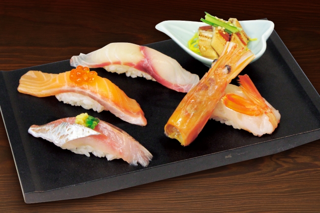 「初夏の五貫」780円(税別)活〆オーガニックサーモン・いさき・あなご・あじ・特大赤えび