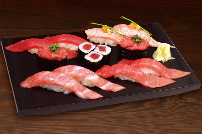 「まぐろざんまい」3000円(税別)大とろ・中とろ・あぶりとろ・赤身・ねぎとろ各二貫、鉄火巻1/2本※大名椀付