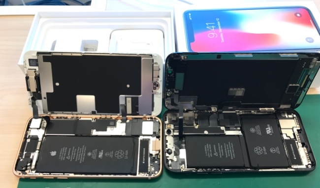 写真左側がiPhone8で右側がiPhoneX。iPhoneXは基板の形が全く異なり、チップセットが小型化されバッテリーがL字の形状で2,716mAhまで大容量化している